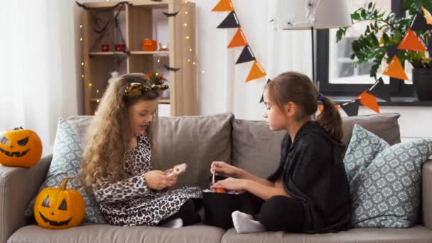 Chicas en disfraces de Halloween con caramelos en casa — Vídeos de Stock