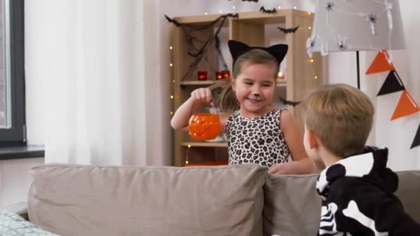 Niños en disfraces de Halloween con jack-o-linterna — Vídeos de Stock