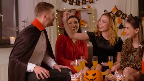 Gelukkig vrienden in halloween kostuums op home party — Stockvideo