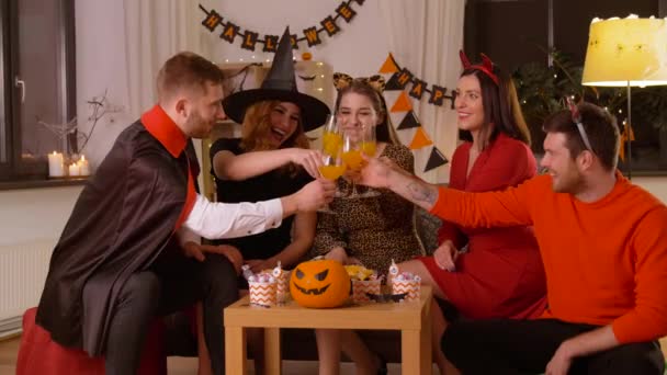 Szczęśliwy przyjaciele w halloween kostiumy w domu party — Wideo stockowe