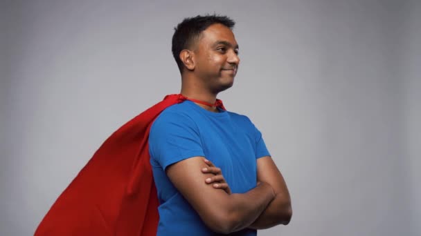 Šťastný usmívající se indián muž v červené superhrdina pláštěnku — Stock video