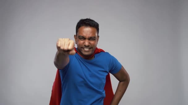 Hombre indio en capa de superhéroe volando sobre gris — Vídeos de Stock
