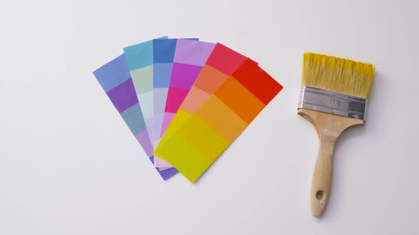 Pincel de pintura e paleta de cores no fundo branco — Vídeo de Stock
