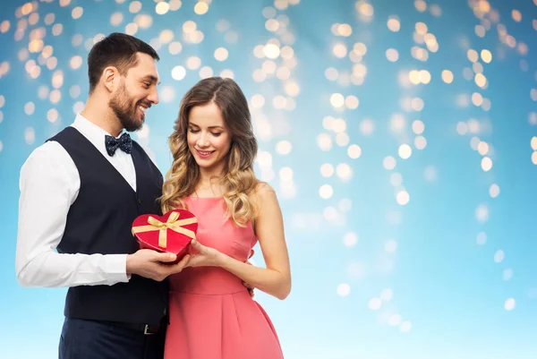 Glückliches Paar mit Geschenk am Valentinstag — Stockfoto
