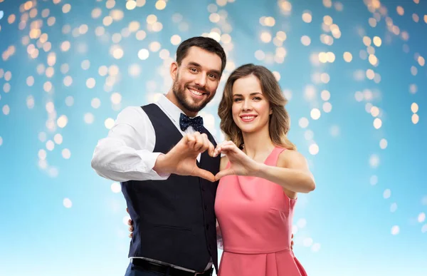 Casal feliz fazendo coração mão no dia dos namorados — Fotografia de Stock