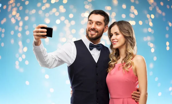 Felice coppia prendendo selfie da smartphone — Foto Stock