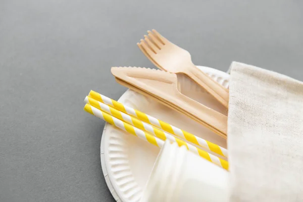 Дерев'яні вилки, ножі, паперові соломинки та чашки — стокове фото