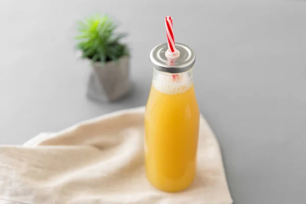 Bouteille en verre réutilisable de jus de fruits avec paille — Photo