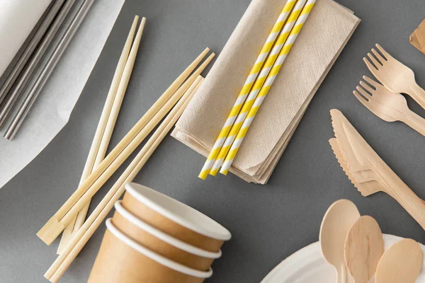 Jednorazowe naczynia z papieru i drewna — Zdjęcie stockowe