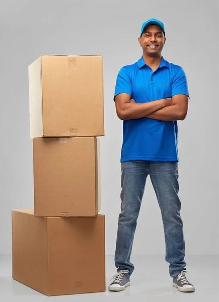 Homem de entrega indiano feliz com caixas de encomendas — Fotografia de Stock