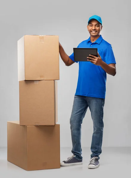 Homem de entrega indiana com tablet pc e caixas — Fotografia de Stock