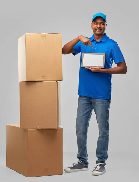 Indio repartidor hombre con tableta pc y cajas — Foto de Stock