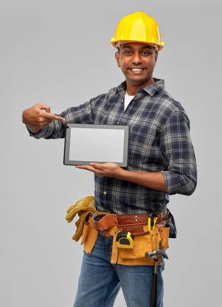 Szczęśliwy indyjski budowniczy w kasku z tabletem pc — Zdjęcie stockowe
