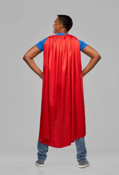Gelukkig glimlachende indiaanse man in rode superheld cape — Stockfoto