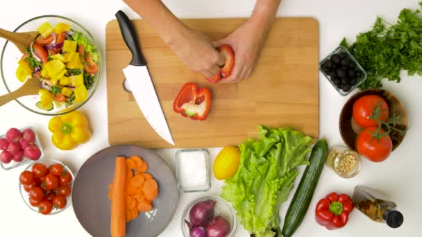 Femme couper le poivre en deux et enlever les graines — Video