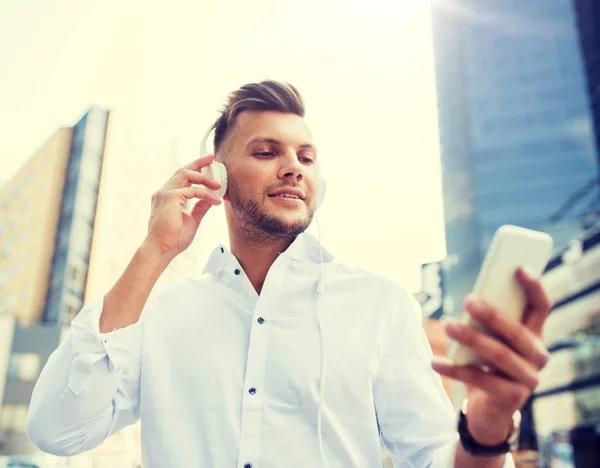 Man met hoofdtelefoon en smartphone luisteren muziek — Stockfoto