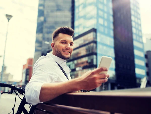 Šťastný muž s smartphone a kolo ve městě — Stock fotografie