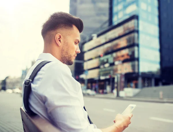 Hombre con smartphone y bicicleta en la ciudad — Foto de Stock