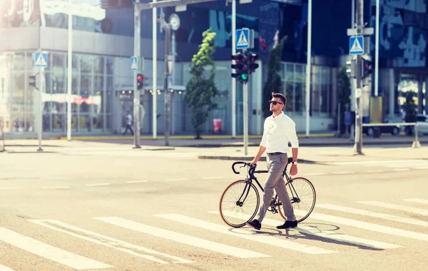 Młody człowiek z rowerem na przejściu dla pieszych w mieście — Zdjęcie stockowe