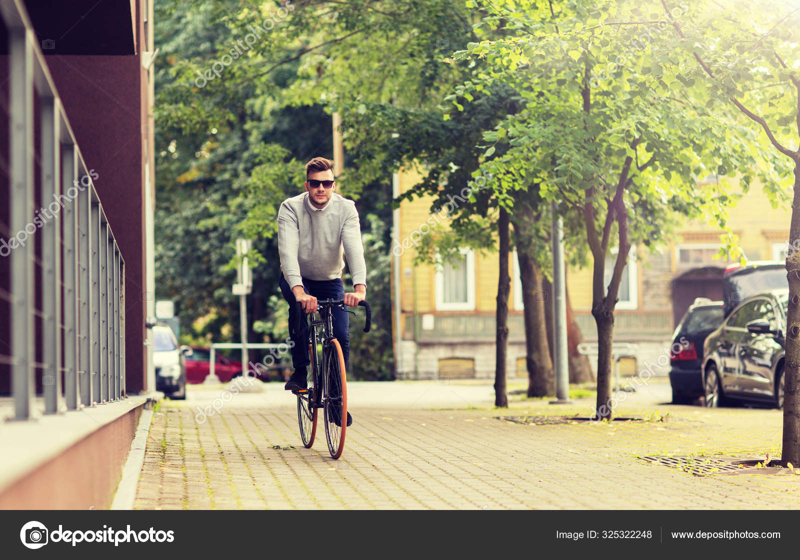 Jovem andar de bicicleta na rua da cidade — Stock Photo © Syda