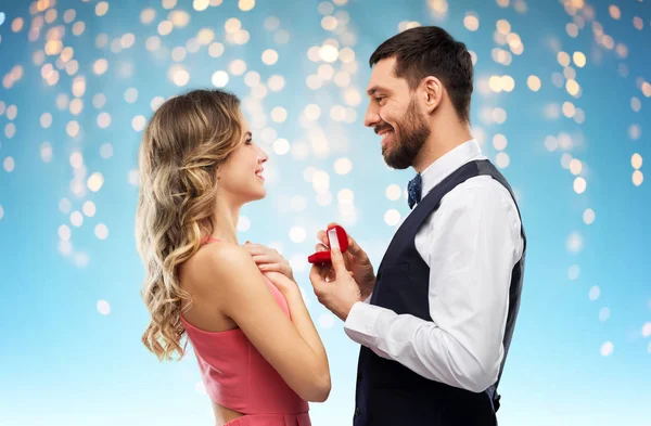 Uomo che dà alla donna l'anello di fidanzamento il giorno di San Valentino — Foto Stock