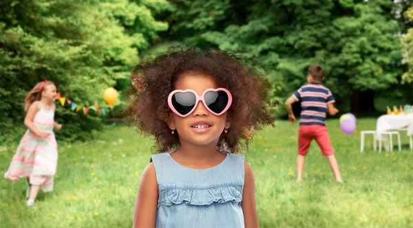 Little african girl in sunglasses at summer party — Stock Photo, Image