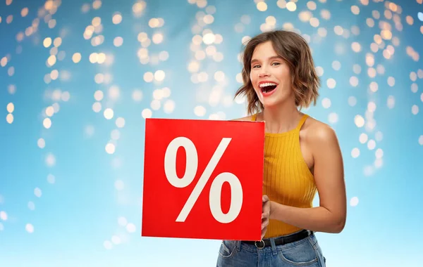 Sonriente joven mujer con venta signo sobre luces — Foto de Stock