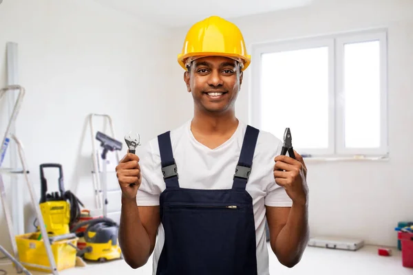 Construtor indiano no capacete com chave e alicate — Fotografia de Stock