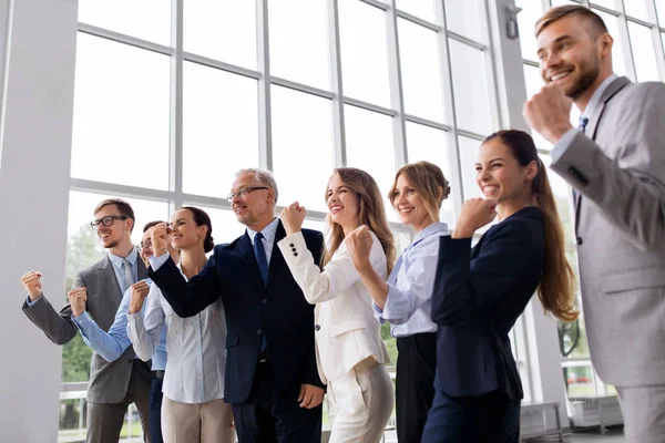 Happy business team viert succes op kantoor — Stockfoto