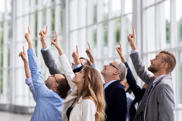 Glad business team pekar finger upp på kontoret — Stockfoto