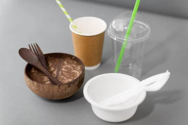 Закрытие экологически чистых и пластиковых посуды — стоковое фото