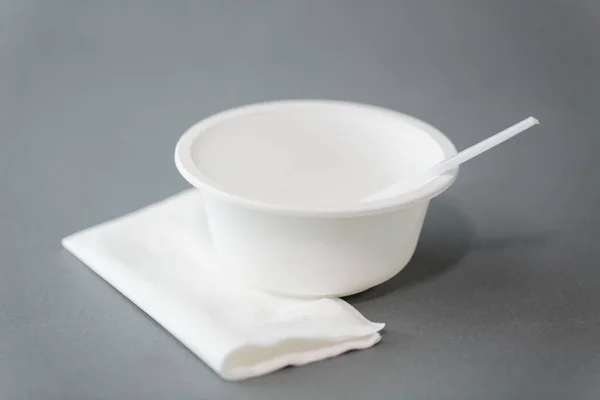 Disposable plastic plate with spoon and napkin — Stock Photo, Image
