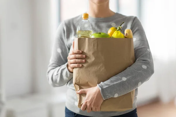 用装满食物的纸袋把女人关起来 — 图库照片