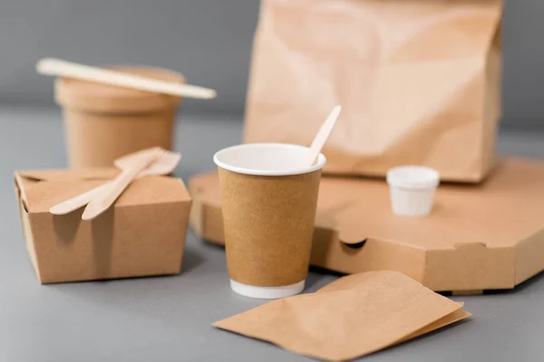 Recipientes de papel descartáveis para alimentos takeaway Imagem De Stock