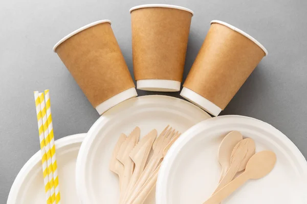 Одноразовая посуда из бумаги и дерева — стоковое фото