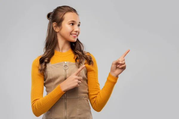 Giovane ragazza adolescente puntando il dito verso l'alto — Foto Stock