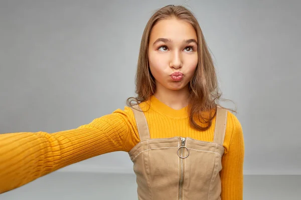 Rolig tonåring flicka som tar selfie och gör ansikten — Stockfoto