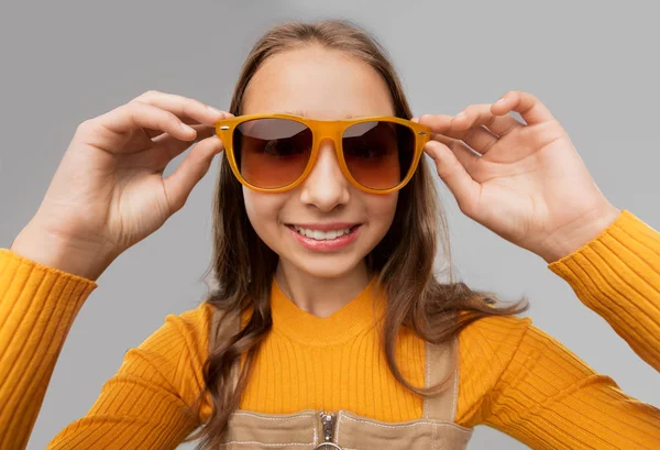 웃고 있는 어린 십 대 소녀가 선글라스를 쓴 모습 — 스톡 사진