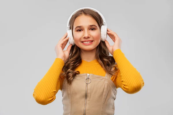 Adolescente em fones de ouvido ouvindo música — Fotografia de Stock