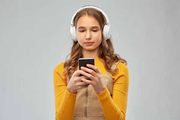 十几岁的女孩在耳机听音乐 — 图库照片