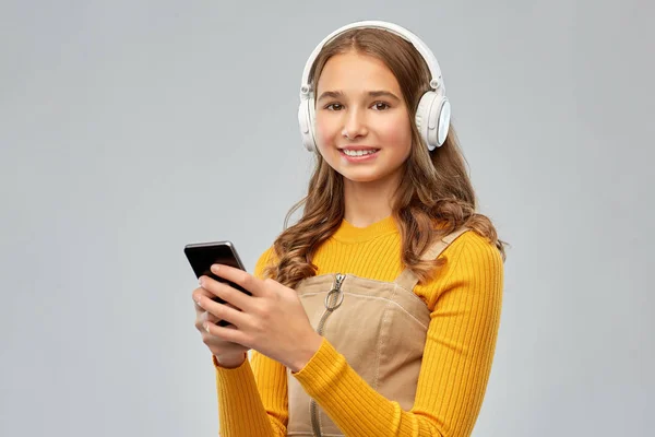 十几岁的女孩在耳机听音乐 — 图库照片