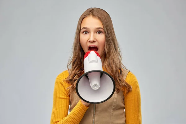 Tizenéves lány beszél megafon — Stock Fotó