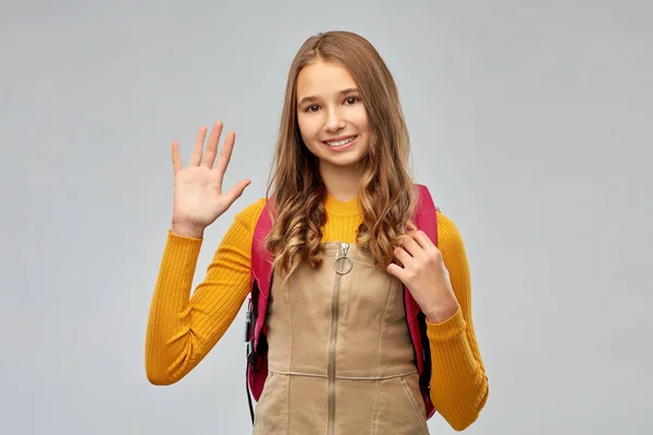 Sorrindo adolescente estudante menina com mochila — Fotografia de Stock