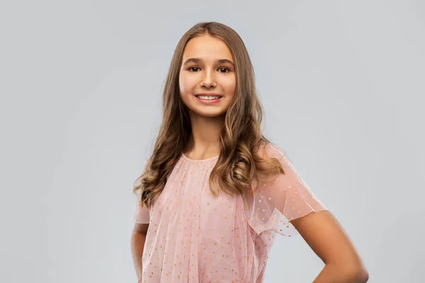 Glimlachend jong tiener meisje in partij jurk — Stockfoto