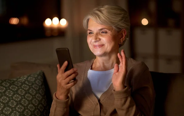 Mulher velha feliz com smartphone ter chamada de vídeo — Fotografia de Stock