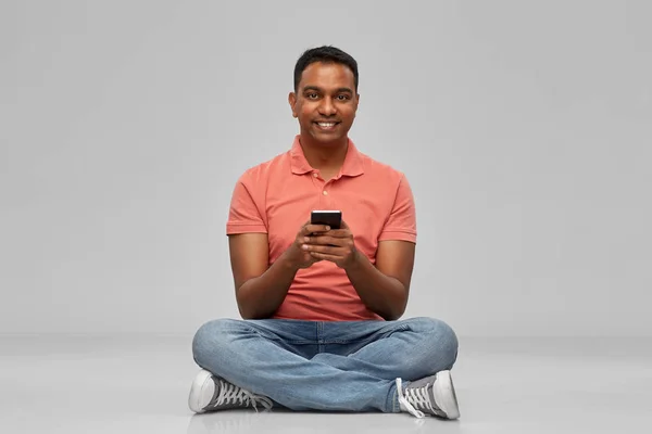 Homem indiano feliz usando smartphone — Fotografia de Stock