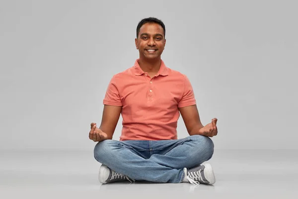 Felice mant indiano meditando in posa loto yoga — Foto Stock