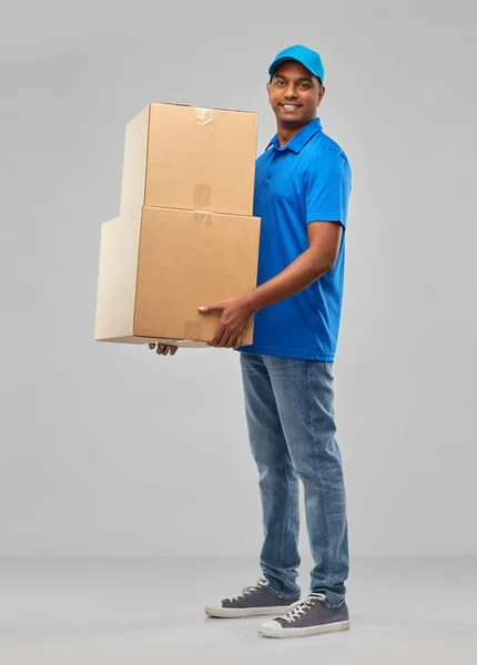 Homem de entrega indiano feliz com caixas de encomendas — Fotografia de Stock