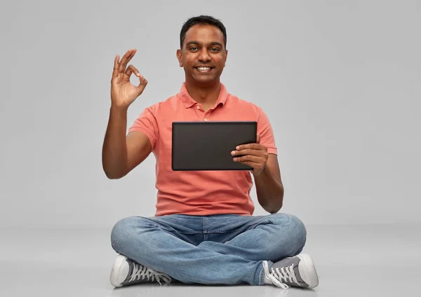 Homem indiano feliz com tablet pc — Fotografia de Stock