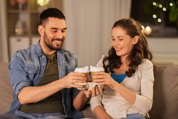 Feliz pareja bebiendo té o café en casa — Foto de Stock